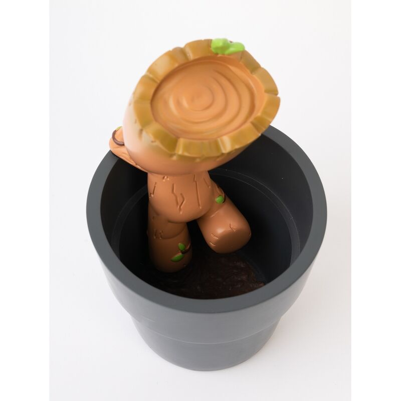Porte-crayons Groot Marvel utilisé comme pot de fleurs avec plante verte