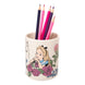 Porte-crayons Disney Alice au Pays des Merveilles rempli de crayons et stylos sur un bureau en bois