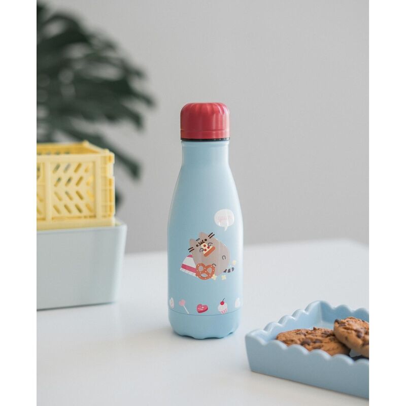 Présentation de la bouteille Pusheen Purrfect Love posée sur une table en bois