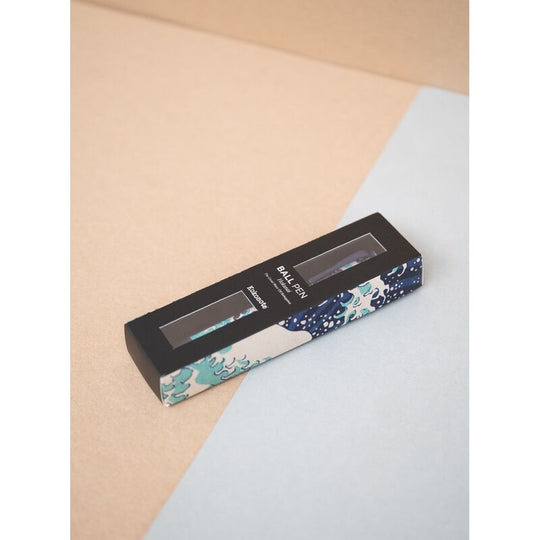 Vue latérale du stylo ERIK, soulignant ses dimensions compactes de 13,5 cm de long