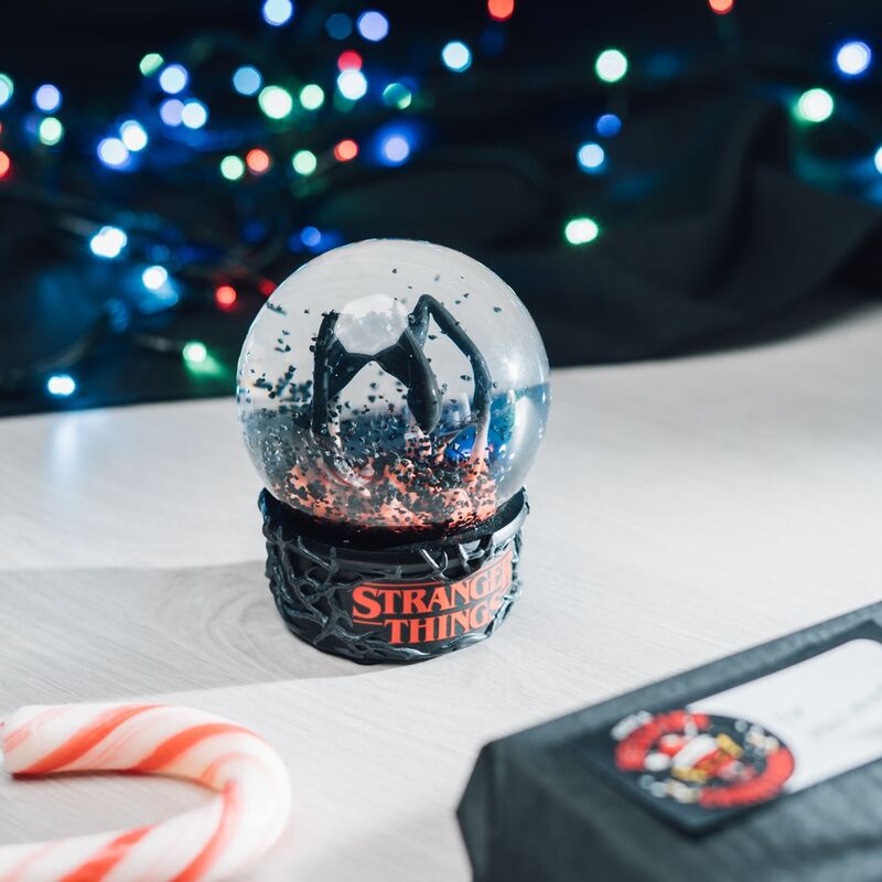 Boule à neige Stranger Things ERIK posée sur une surface blanche avec un éclairage mettant en valeur la transparence