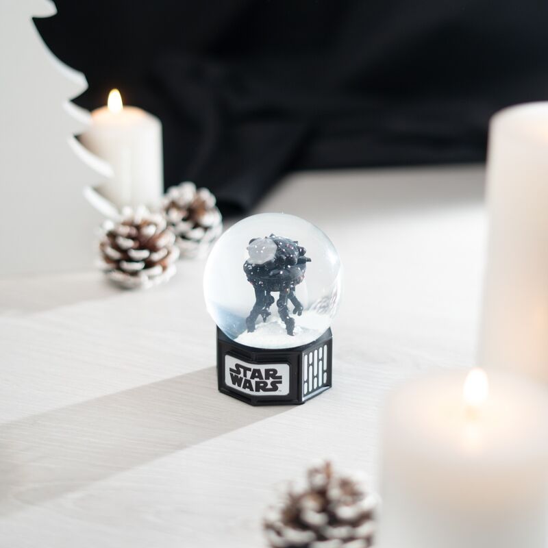 Présentation de la boule à neige Star Wars ERIK avec effet neige en suspension autour du droïde
