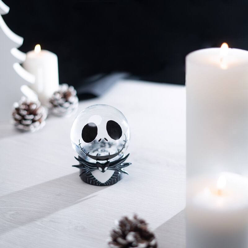Boule à neige Disney Nightmare Before Christmas posée sur une surface, idéale pour décoration ou cadeau