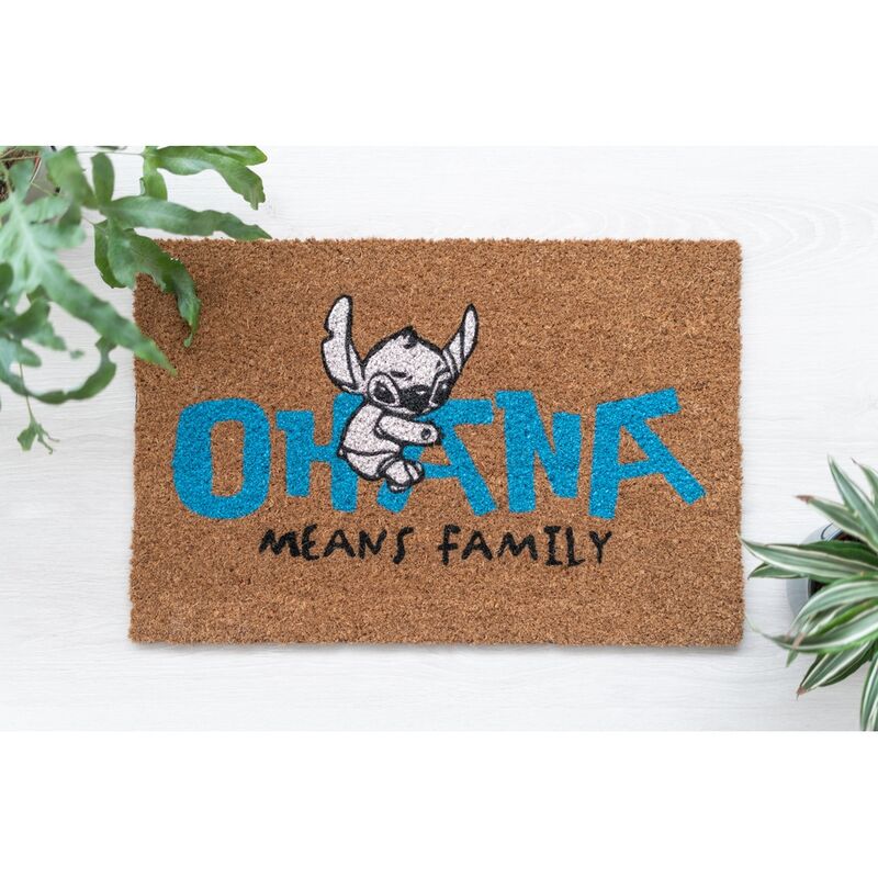 Paillasson Stitch Ohana posé devant une porte d'entrée, décoré avec un motif coloré Stitch