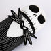 Image de la trousse Nightmare Before Christmas posée sur un bureau avec accessoires d'écriture