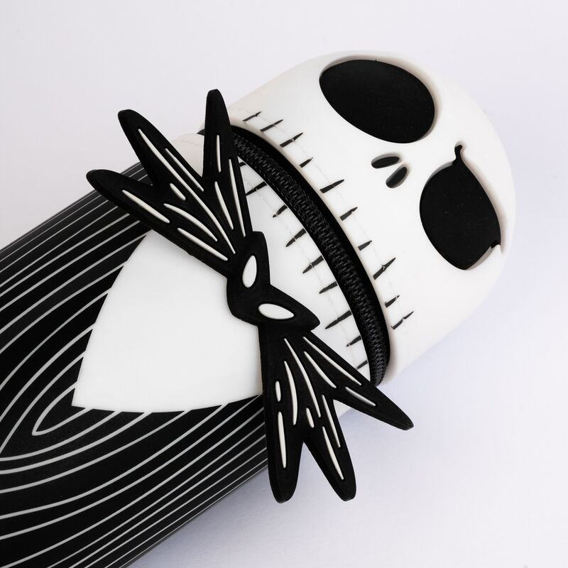 Image de la trousse Nightmare Before Christmas posée sur un bureau avec accessoires d'écriture