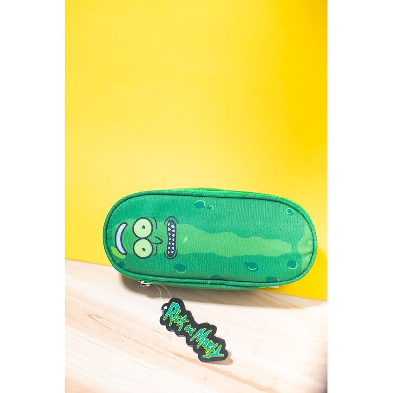 Image de la trousse à crayons Rick and Morty Pickle posée sur un bureau avec fournitures scolaires