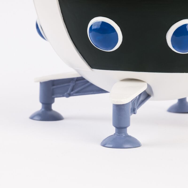 Porte-crayons Dragon Ball Z Capsule Corp posé sur un bureau avec stylos à l'intérieur