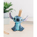 Porte-crayons Stitch rempli de crayons et stylos, décorant un bureau avec style