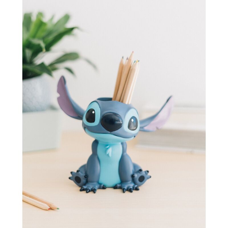 Porte-crayons Stitch rempli de crayons et stylos, décorant un bureau avec style