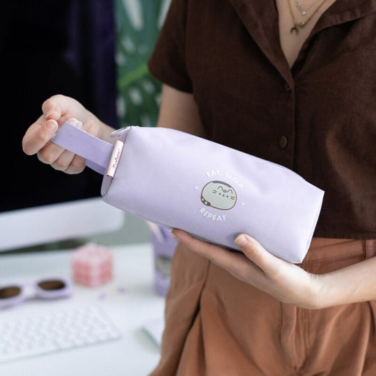 Image de la trousse Pusheen Moments posée sur un bureau, illustrant son design compact et pratique