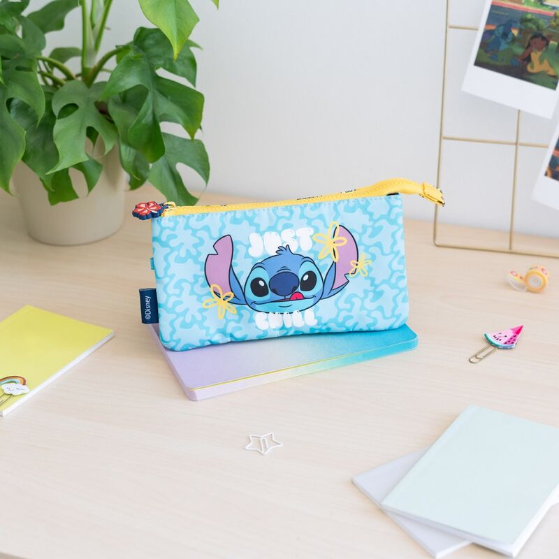 Trousse Stitch Disney ERIK posée sur un bureau avec fournitures scolaires colorées