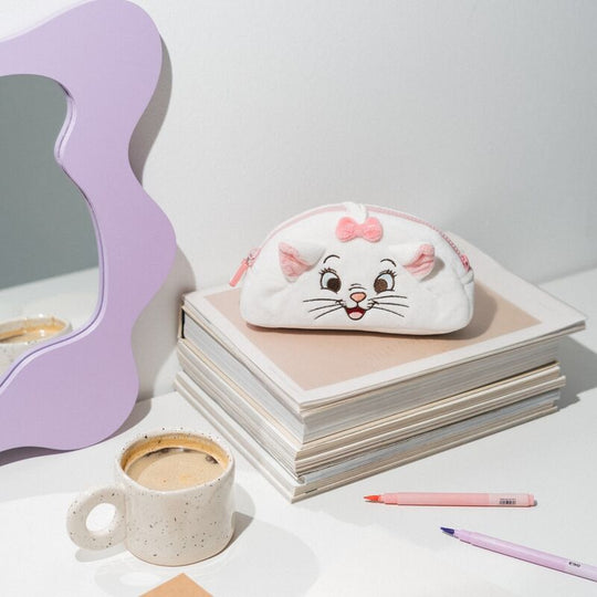 Trousse à crayons ouverte montrant l'intérieur spacieux et ses compartiments pour stylos et accessoires