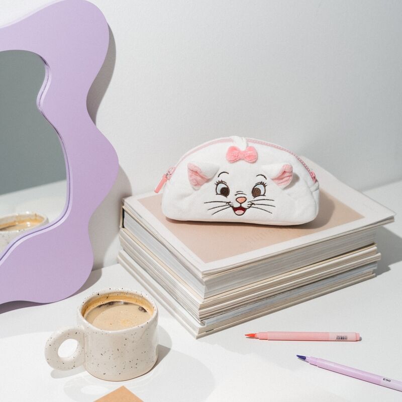 Trousse à crayons ouverte montrant l'intérieur spacieux et ses compartiments pour stylos et accessoires