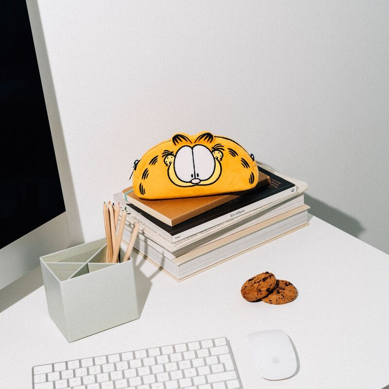 Trousse push Garfield ERIK ouverte avec stylos et crayons bien rangés à l'intérieur