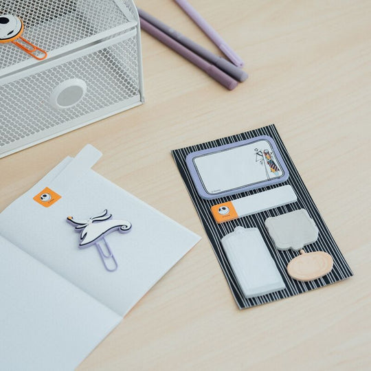 Détail des carnets A6, notes autocollantes et trombones avec topper dans le kit papeterie ERIK
