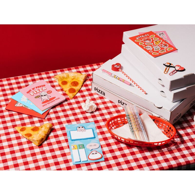 Trousse ouverte montrant les stylos, crayons, autocollants et bloc-notes inclus dans le kit de papeterie Ketnipz