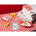 Trousse ouverte montrant les stylos, crayons, autocollants et bloc-notes inclus dans le kit de papeterie Ketnipz