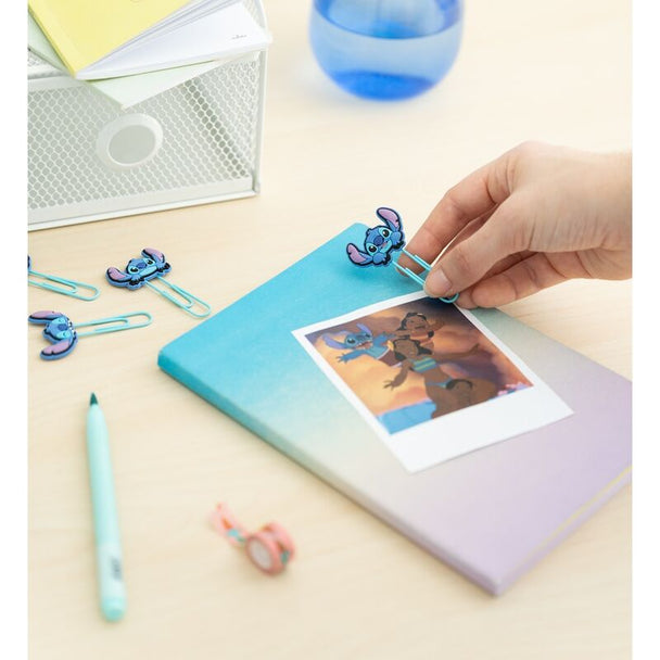 Gros plan sur un clip Disney Stitch en métal avec topper coloré en PVC, montrant les détails du design et la qualité des matériaux.