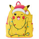 Vue de face du sac à dos Loungefly Pokémon Pikachu Holiday avec Pikachu en costume festif