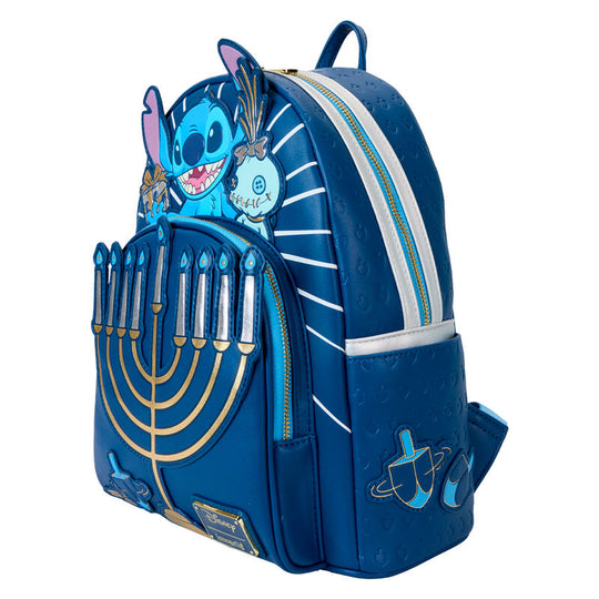 Détail du motif Stitch tenant une menorah lumineuse sur le sac à dos Loungefly
