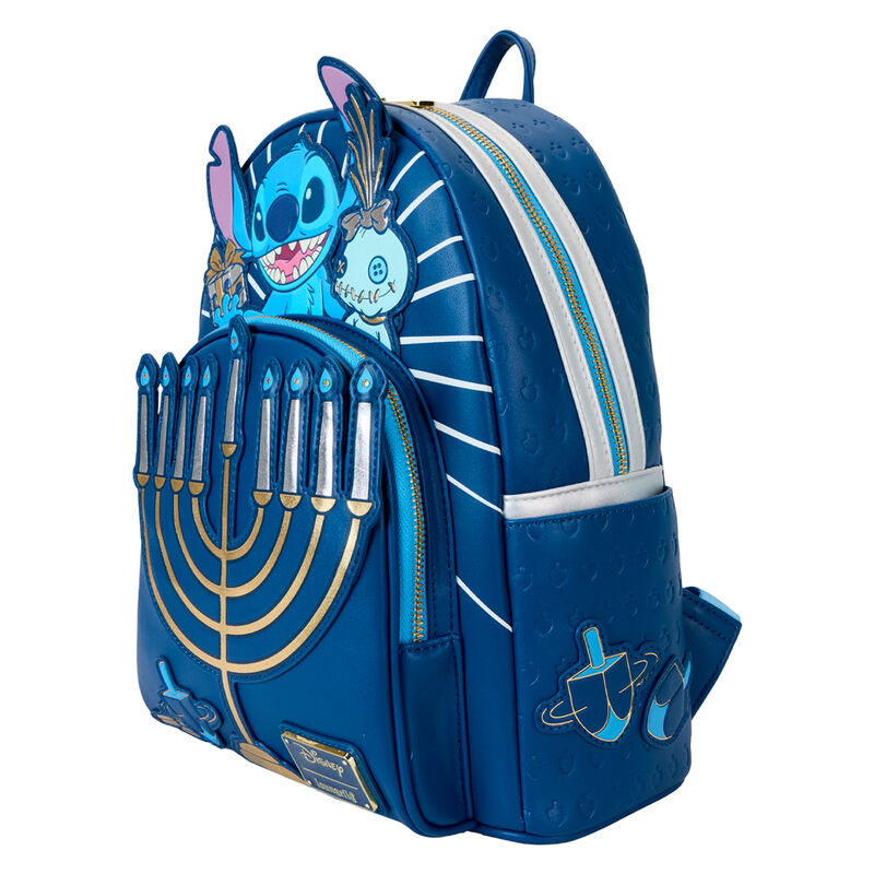 Détail du motif Stitch tenant une menorah lumineuse sur le sac à dos Loungefly