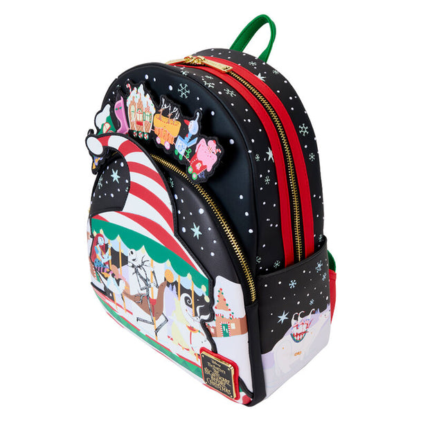Gros plan sur les détails colorés et les motifs du sac à dos Journey to Christmas Town