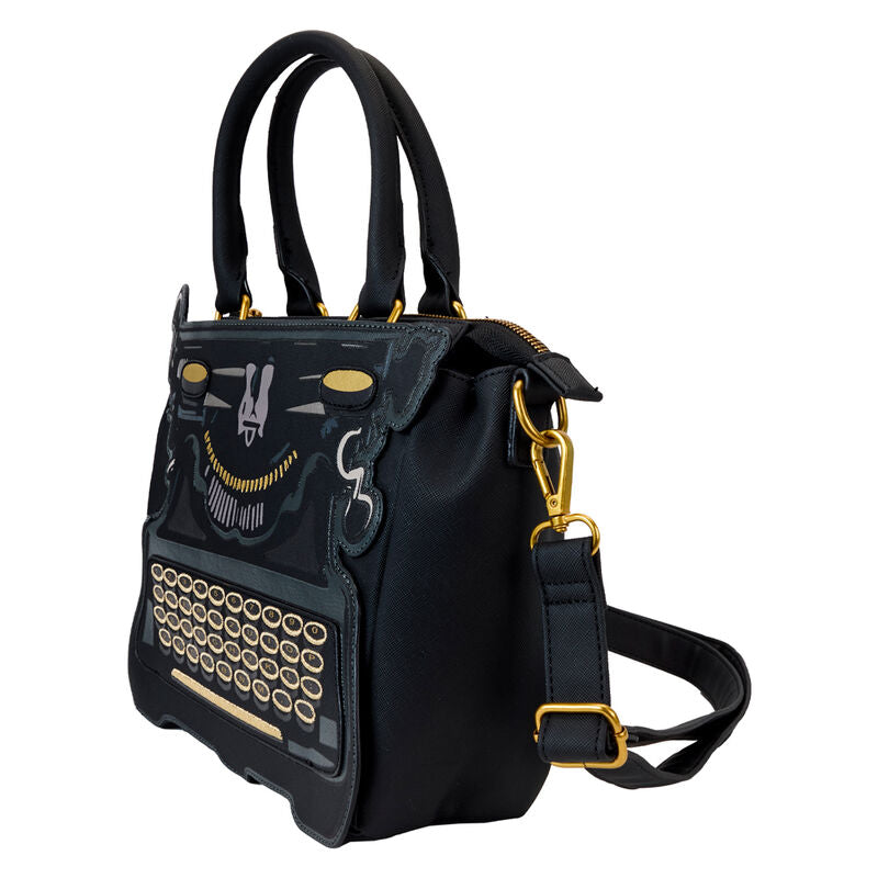 Sac épaule Loungefly Wednesday porté sur l'épaule, montrant sa taille compacte et style unique