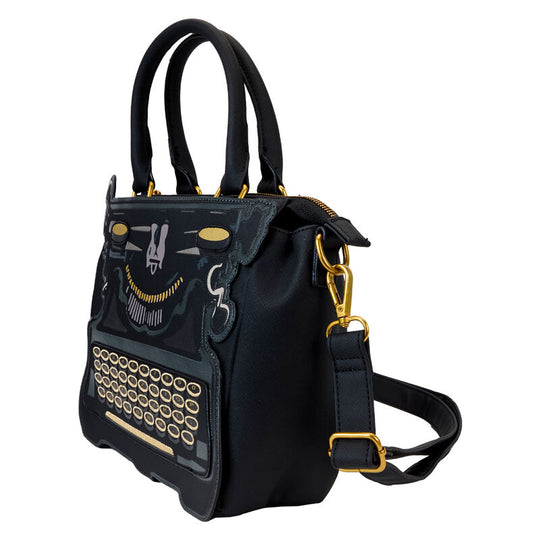 Sac épaule Loungefly Wednesday porté sur l'épaule, montrant sa taille compacte et style unique