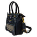 Sac épaule Loungefly Wednesday porté sur l'épaule, montrant sa taille compacte et style unique