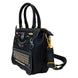 Sac épaule Loungefly Wednesday porté sur l'épaule, montrant sa taille compacte et style unique