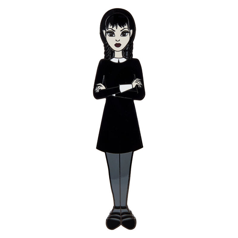 Pin's émaillé posé sur un fond noir pour mettre en valeur le design gothique de Wednesday