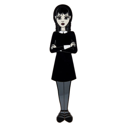 Pin's émaillé posé sur un fond noir pour mettre en valeur le design gothique de Wednesday
