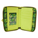 Portefeuille Loungefly Grinch posé sur une surface neutre mettant en valeur ses finitions