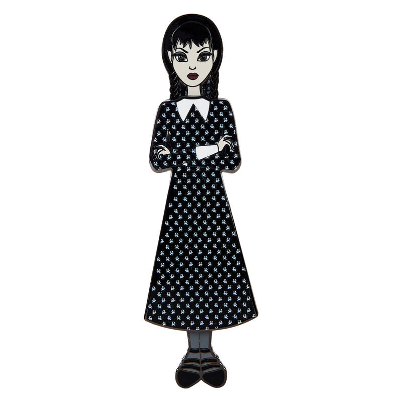 Photo rapprochée du fermoir métallique du pin's Loungefly Wednesday Addams