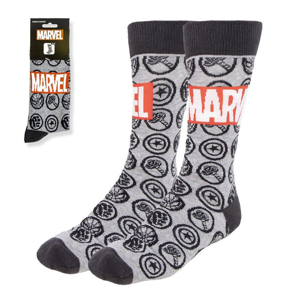 Pack de chaussettes Marvel Avengers pour adultes avec designs colorés, fabriqué par CERDÁ, en coton et élasthanne, présenté sur fond blanc.