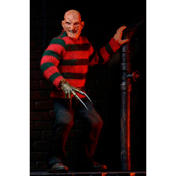 Plan rapproché sur le visage terrifiant et les cicatrices de la figurine Freddy Krueger NECA