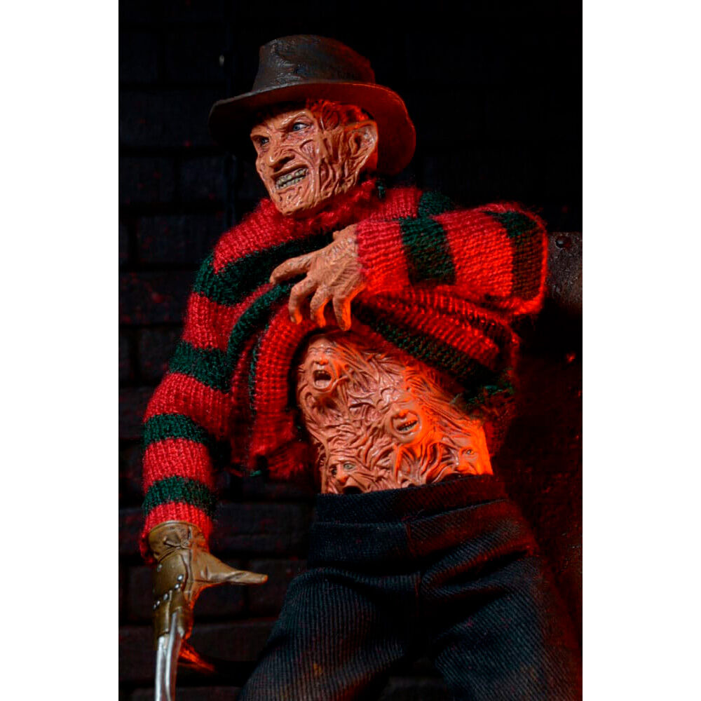 Vue latérale de la figurine Freddy Krueger 20 cm avec posture menaçante