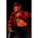 Vue latérale de la figurine Freddy Krueger 20 cm avec posture menaçante