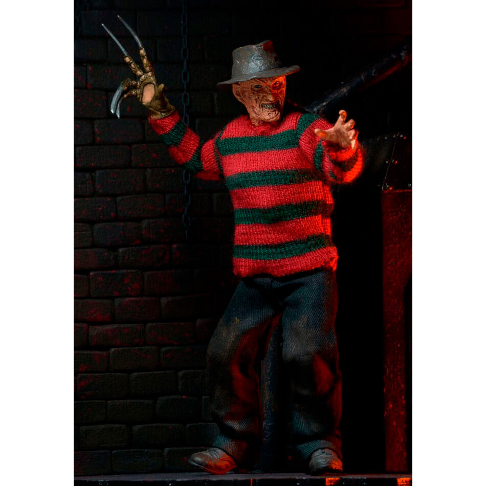 Figurine Freddy Krueger posée sur un socle, exposée avec éclairage dramatique