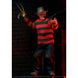 Figurine Freddy Krueger posée sur un socle, exposée avec éclairage dramatique
