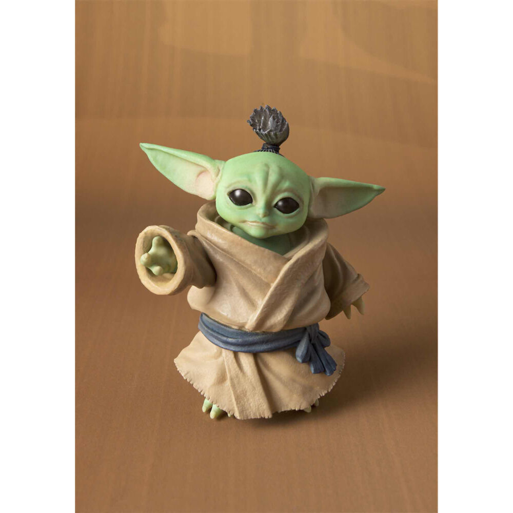 Figurine de Grogu tenant une pose à côté du Mandalorian Ronin en armure