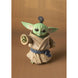 Figurine de Grogu tenant une pose à côté du Mandalorian Ronin en armure