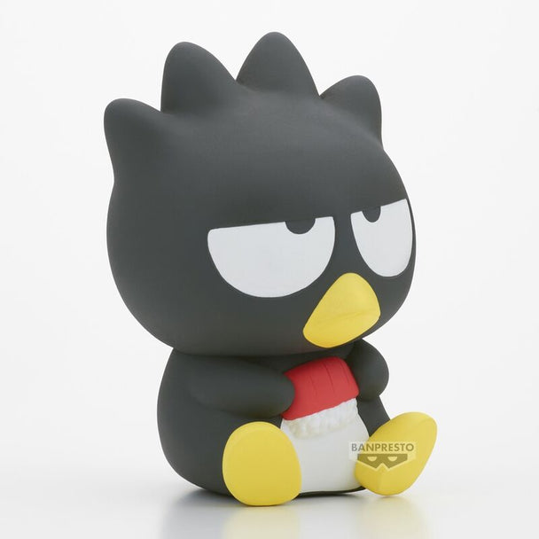 Profil gauche de la figurine Badtz-Maru BANPRESTO montrant sa posture dynamique