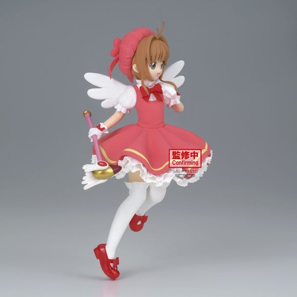 Vue latérale de la figurine BANPRESTO Sakura Kinomoto tenant une Clow Card