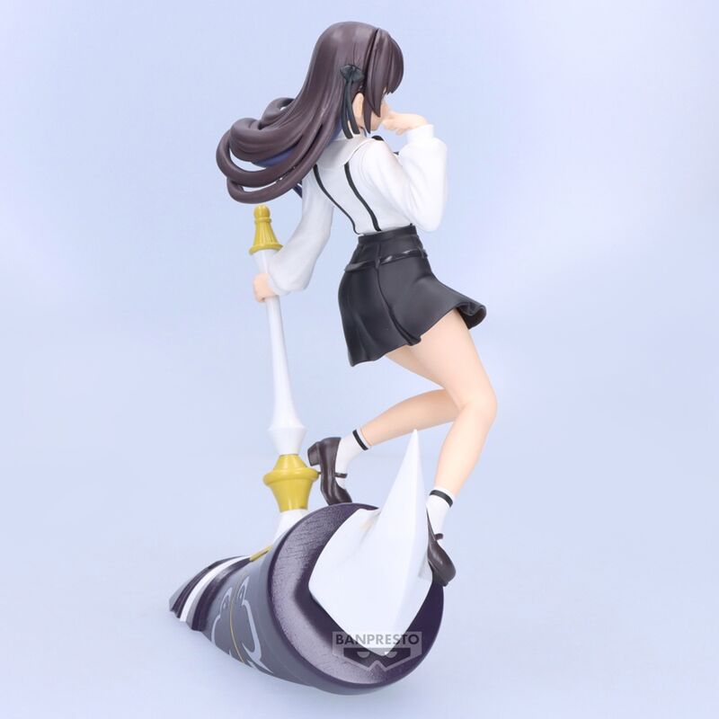 Profil latéral de la figurine Alina montrant les couleurs vives et la posture dynamique