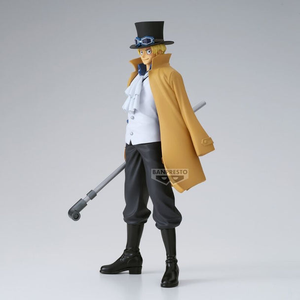 Profil gauche de la figurine Sabo avec son chapeau caractéristique et son manteau rouge vif
