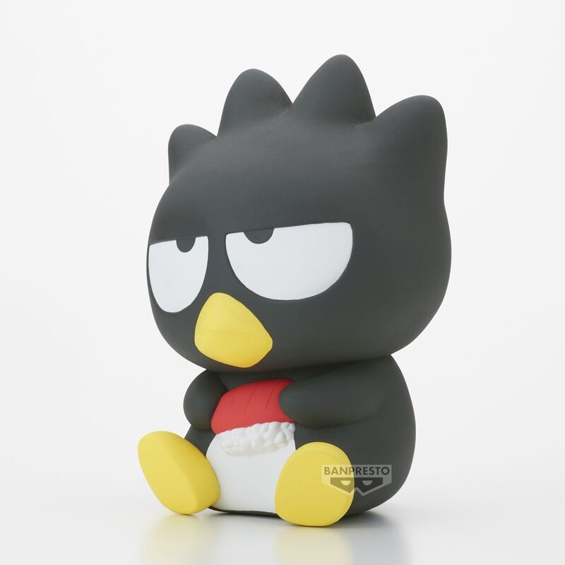 Zoom sur le visage expressif de la figurine Sanrio Badtz-Maru avec ses yeux caractéristiques
