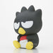 Zoom sur le visage expressif de la figurine Sanrio Badtz-Maru avec ses yeux caractéristiques
