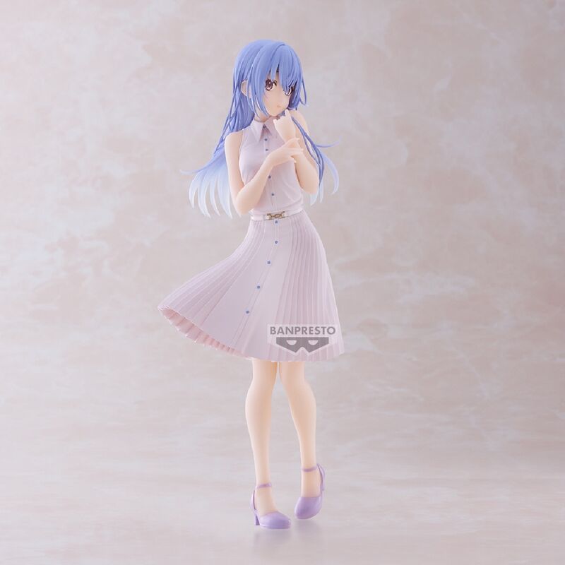 Gros plan sur le visage de la figurine Hana Suzuki avec expression souriante et maquillage soigné